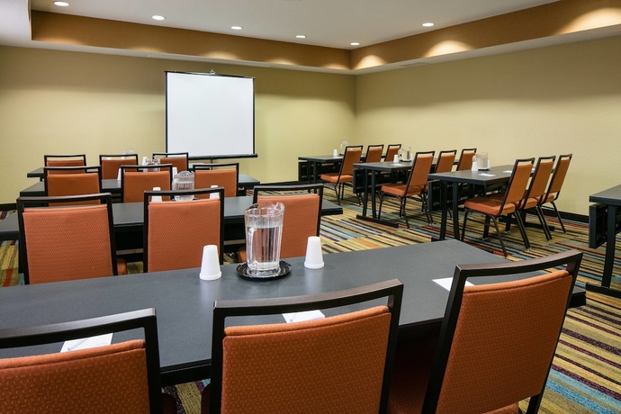 Imagen de los interiores del Hotel Fairfield Inn By Marriott Kansas City Airport. Foto 16