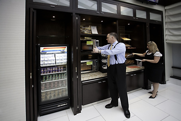 Imagen del bar/restaurante del Hotel Fairfield Inn By Marriott Manhattan Times Square. Foto 3