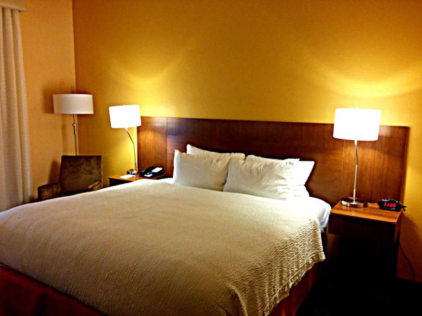 Imagen de la habitación del Hotel Fairfield Inn By Marriott Orlando Airport. Foto 4