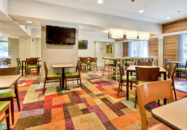 Imagen del bar/restaurante del Hotel Fairfield Inn By Marriott Raleigh Crabtree. Foto 7