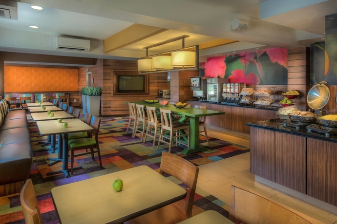 Imagen del bar/restaurante del Hotel Fairfield Inn By Marriott Richmond Chester. Foto 3