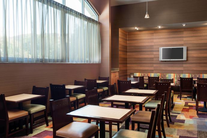 Imagen del bar/restaurante del Hotel Fairfield Inn By Marriott Sacramento Cal Expo. Foto 3