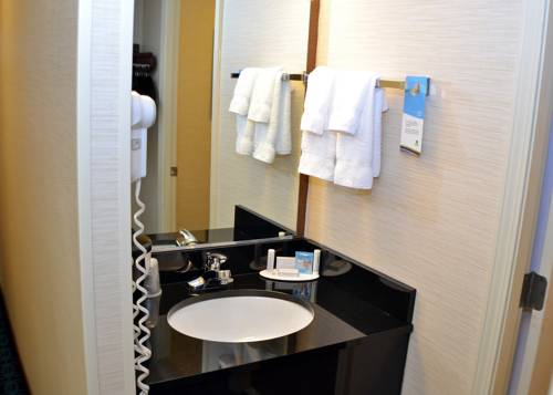 Imagen de la habitación del Hotel Fairfield Inn Charlotte Northlake. Foto 5