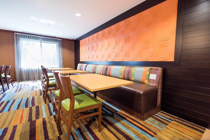 Imagen del bar/restaurante del Hotel Fairfield Inn Medford Long Island. Foto 6