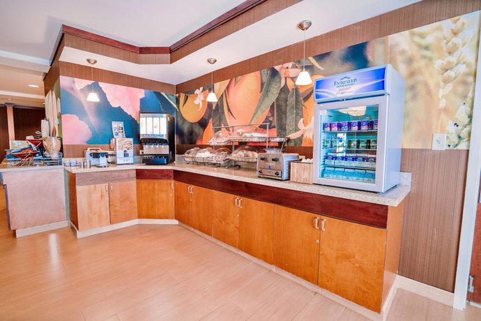 Imagen del bar/restaurante del Hotel Fairfield Inn Medford Long Island. Foto 8