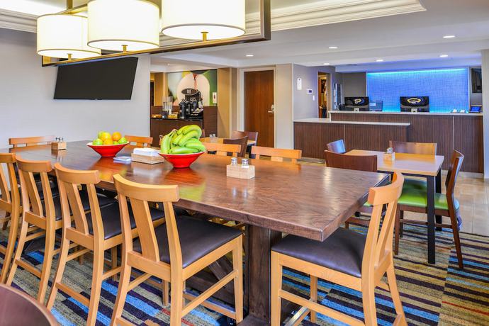 Imagen del bar/restaurante del Hotel Fairfield Inn Rochester Airport. Foto 6