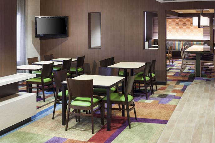 Imagen del bar/restaurante del Hotel Fairfield Inn Santa Clarita Valencia. Foto 5