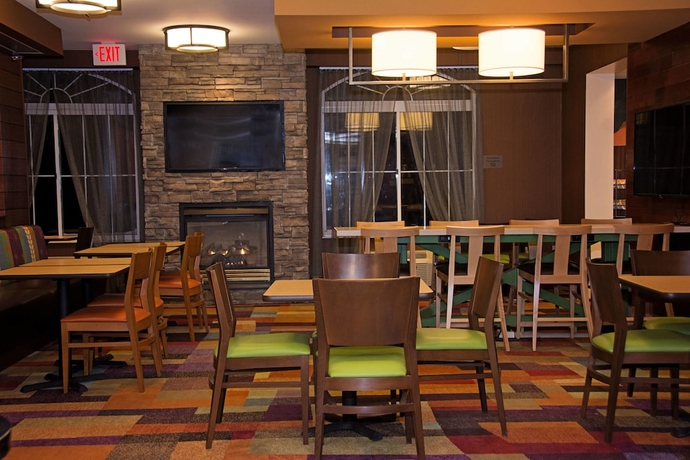 Imagen del bar/restaurante del Hotel Fairfield Inn & Suites Butler. Foto 2