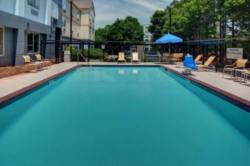 Imagen de la piscina del Hotel Fairfield Inn & Suites By Marriott Atlanta Alphare. Foto 16