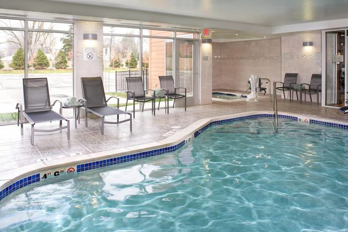 Imagen de la piscina del Hotel Fairfield Inn & Suites By Marriott Detroit Troy. Foto 20