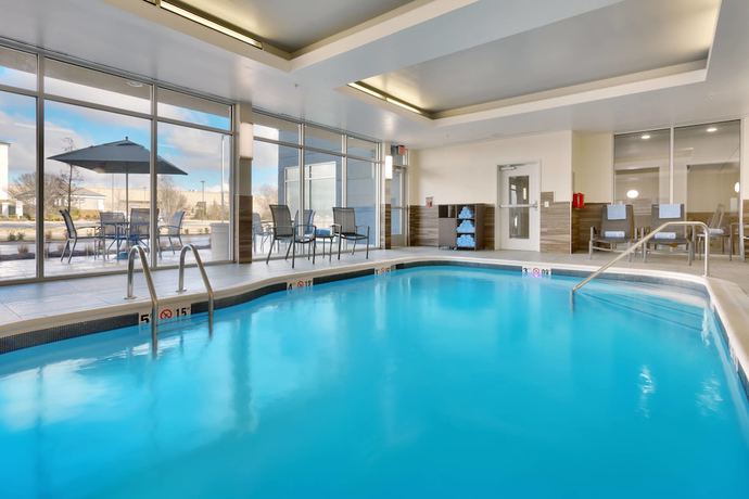 Imagen de la piscina del Hotel Fairfield Inn & Suites By Marriott Fort Smith. Foto 12