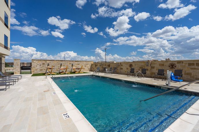 Imagen de la piscina del Hotel Fairfield Inn & Suites By Marriott Lubbock Southwest. Foto 19