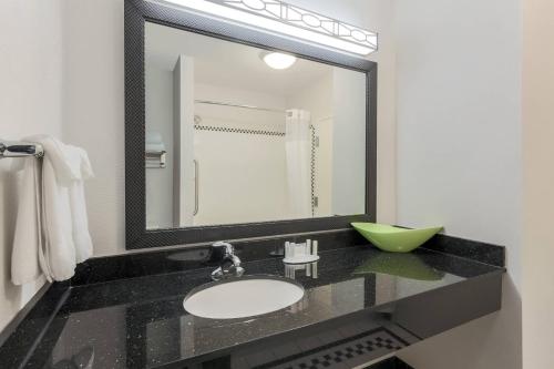Imagen de la habitación del Hotel Fairfield Inn & Suites By Marriott Mahwah. Foto 15