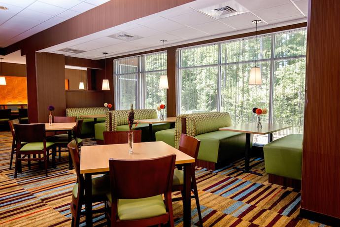 Imagen del bar/restaurante del Hotel Fairfield Inn & Suites By Marriott Richmond Midlot. Foto 8