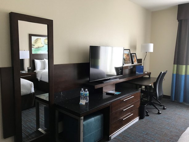 Imagen de la habitación del Hotel Fairfield Inn & Suites By Marriott San Diego Carls. Foto 6