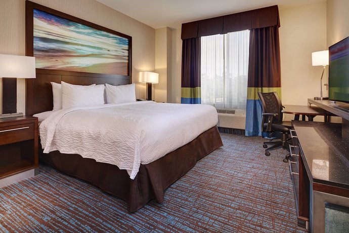 Imagen de la habitación del Hotel Fairfield Inn & Suites By Marriott San Diego Carls. Foto 11