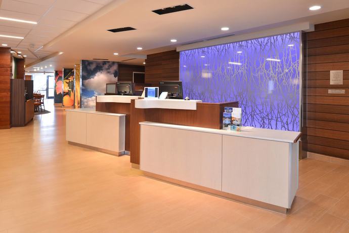 Imagen de los interiores del Hotel Fairfield Inn & Suites By Marriott Santa Cruz. Foto 18