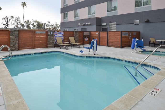 Imagen de la piscina del Hotel Fairfield Inn & Suites By Marriott Santa Cruz. Foto 20