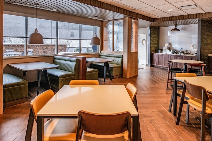 Imagen del bar/restaurante del Hotel Fairfield Inn & Suites By Marriott Staunton. Foto 3