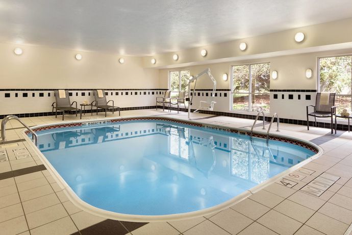 Imagen de la piscina del Hotel Fairfield Inn & Suites By Marriott Toledo Maumee. Foto 20