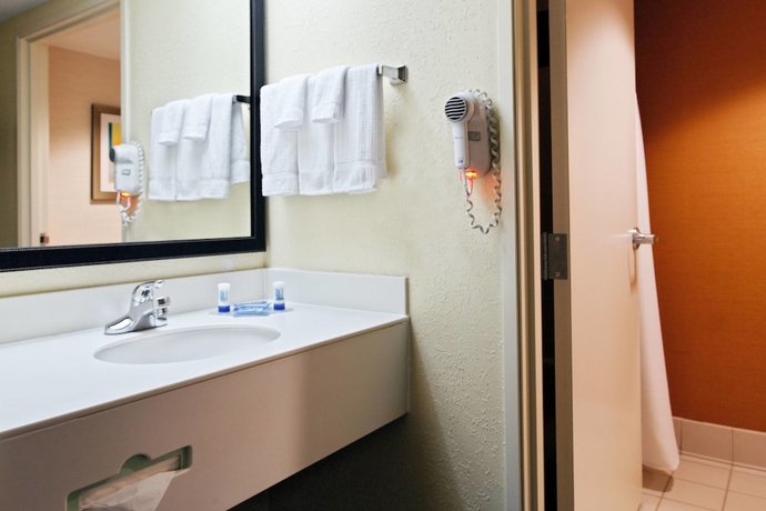 Imagen de la habitación del Hotel Fairfield Inn & Suites Charlotte Arrowood. Foto 9