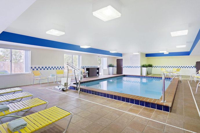 Imagen de la piscina del Hotel Fairfield Inn & Suites Chicago Southeast/hammond. Foto 17