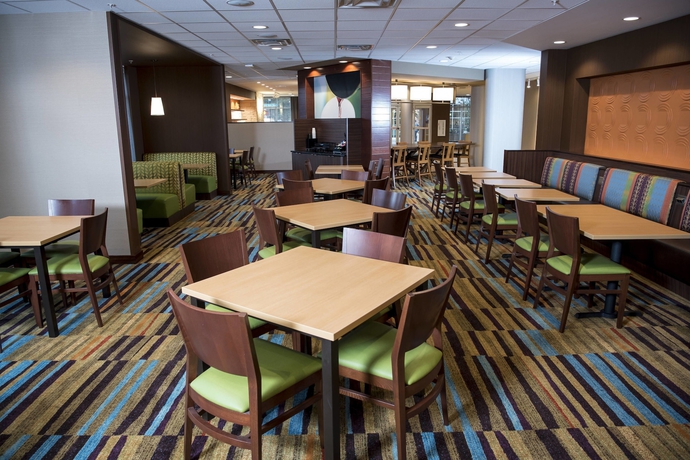 Imagen del bar/restaurante del Hotel Fairfield Inn & Suites Cincinnati Uptown/University Area. Foto 5