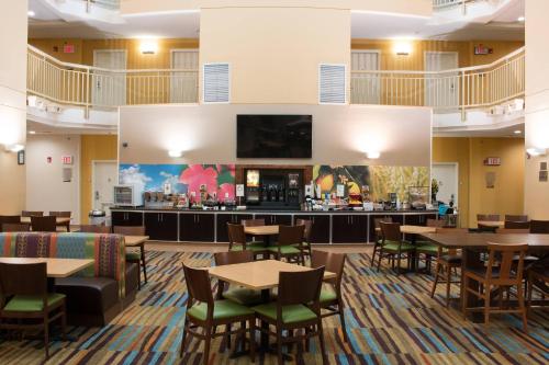 Imagen general del Hotel Fairfield Inn & Suites Oakland Hayward. Foto 1