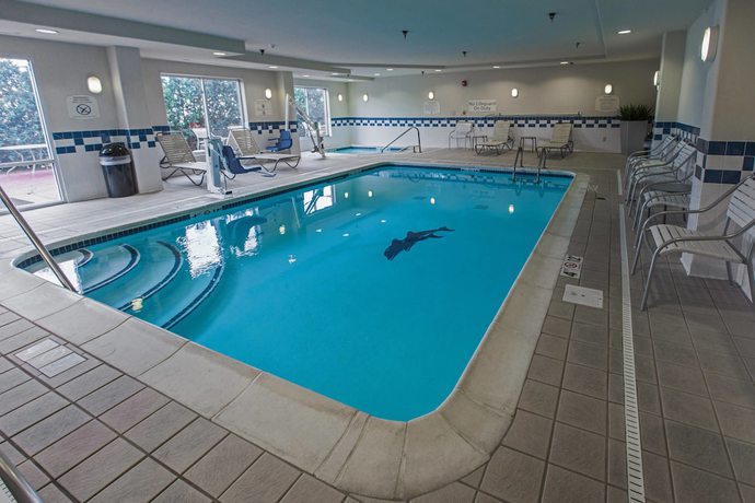 Imagen de la piscina del Hotel Fairfield Inn & Suites Toledo North. Foto 12