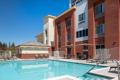 Imagen de la piscina del Hotel Fairfield Inn & Suites Visalia Tulare. Foto 18