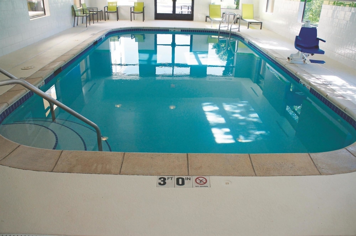 Imagen de la piscina del Hotel Fairfield Inn & Suites by Marriott Cedar Rapids North. Foto 16
