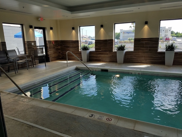 Imagen de la piscina del Hotel Fairfield Inn & Suites by Marriott Springfield Holyoke. Foto 19
