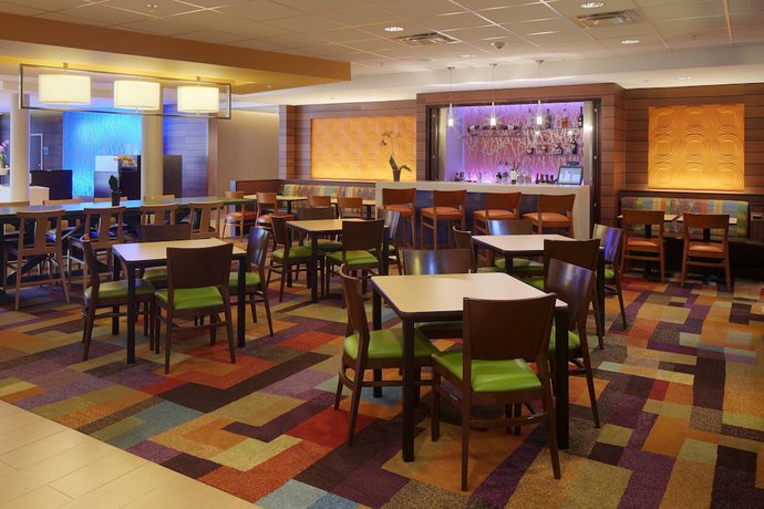 Imagen del bar/restaurante del Hotel Fairfield Inn & Suites by Marriott Springfield Northampton/Amherst. Foto 4