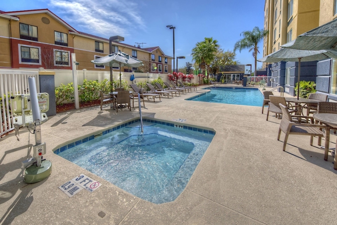 Imagen de la piscina del Hotel Fairfield Inn &amp; Suites Orlando Near Universal. Foto 19