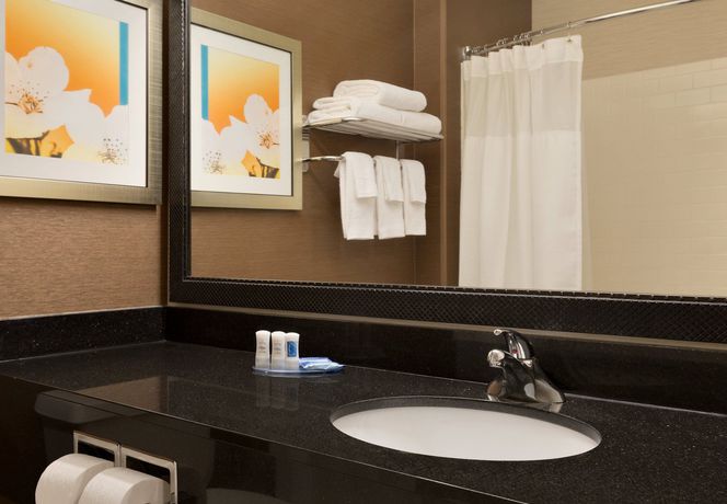 Imagen de los interiores del Hotel Fairfield Inn and Suites Bismarck North. Foto 16