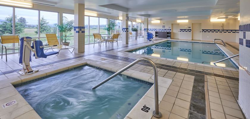 Imagen de la piscina del Hotel Fairfield Inn and Suites Burlington. Foto 15