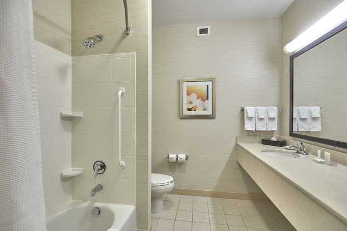 Imagen de la habitación del Hotel Fairfield Inn and Suites Burlington. Foto 9
