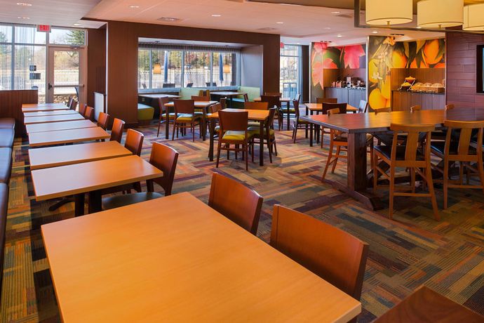 Imagen del bar/restaurante del Hotel Fairfield Inn and Suites By Marriott Akron Stow. Foto 6