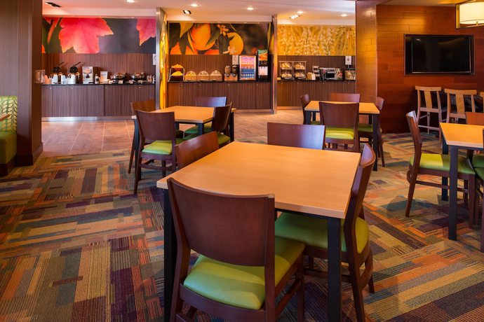 Imagen del bar/restaurante del Hotel Fairfield Inn and Suites By Marriott Akron Stow. Foto 7