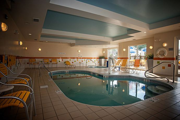 Imagen de la piscina del Hotel Fairfield Inn and Suites By Marriott Akron-south. Foto 20
