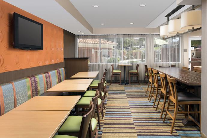 Imagen del bar/restaurante del Hotel Fairfield Inn and Suites By Marriott Albuquerque Airport. Foto 3