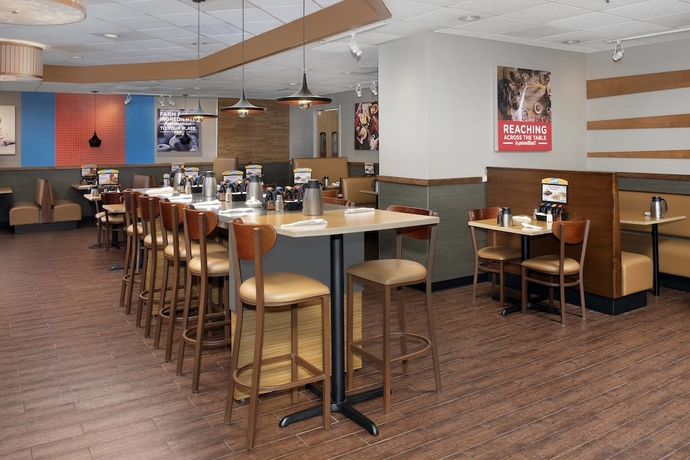 Imagen del bar/restaurante del Hotel Fairfield Inn and Suites By Marriott Alexandria West/mark Center. Foto 3