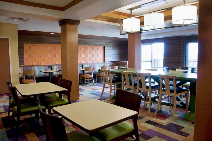 Imagen del bar/restaurante del Hotel Fairfield Inn and Suites By Marriott Ames. Foto 6