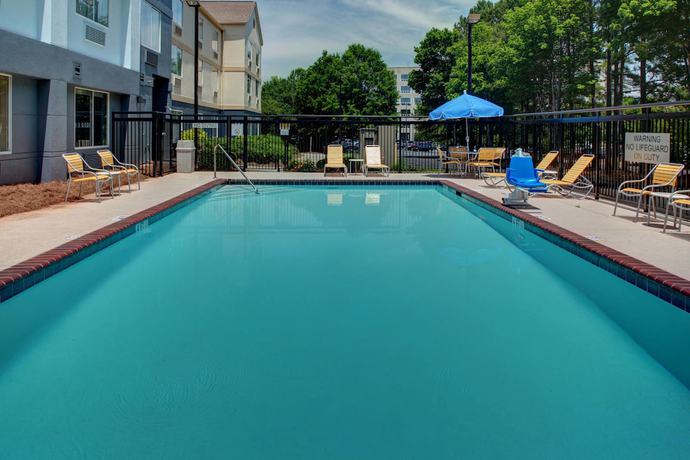 Imagen de la piscina del Hotel Fairfield Inn and Suites By Marriott Atlanta Alpharetta. Foto 16