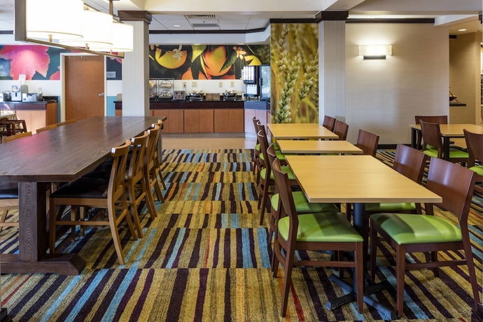 Imagen del bar/restaurante del Hotel Fairfield Inn and Suites By Marriott Auburn Opelika. Foto 9