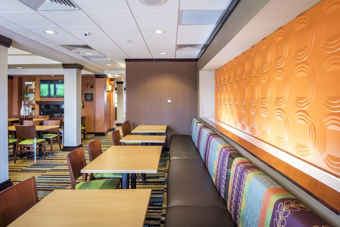 Imagen del bar/restaurante del Hotel Fairfield Inn and Suites By Marriott Auburn Opelika. Foto 10