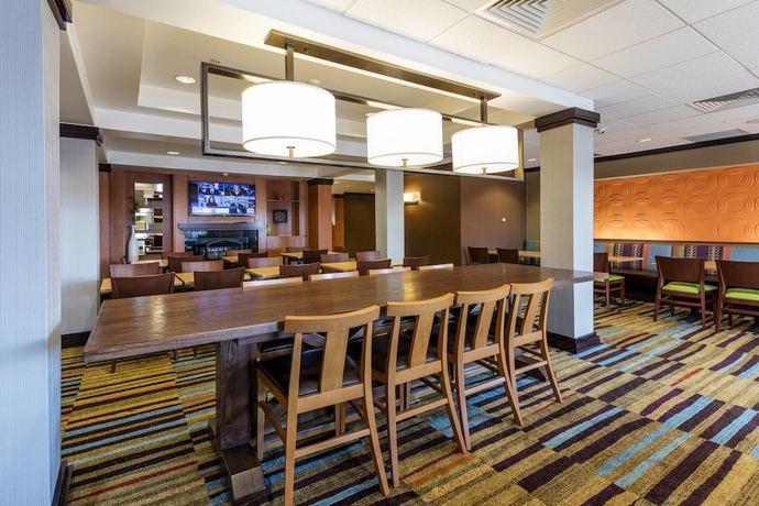 Imagen del bar/restaurante del Hotel Fairfield Inn and Suites By Marriott Auburn Opelika. Foto 11