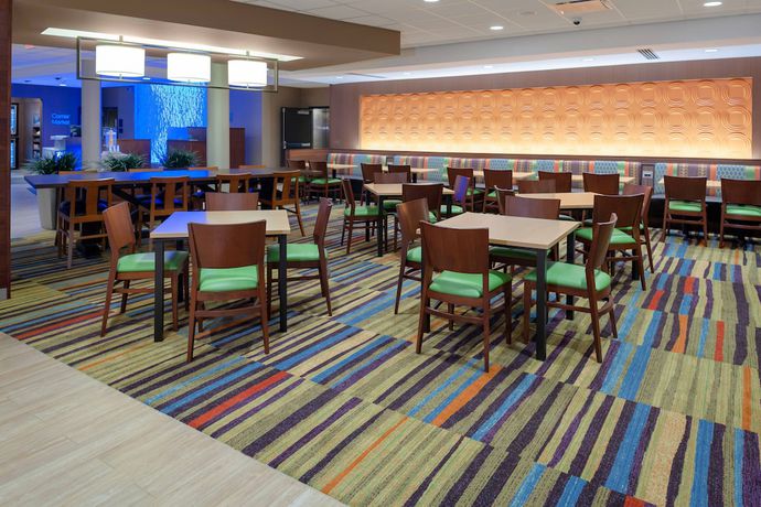 Imagen del bar/restaurante del Hotel Fairfield Inn and Suites By Marriott Augusta Washington Rd./i-20. Foto 3