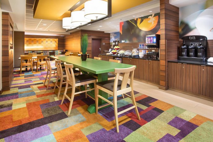 Imagen del bar/restaurante del Hotel Fairfield Inn and Suites By Marriott Boston Milford. Foto 3