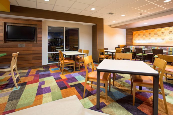 Imagen del bar/restaurante del Hotel Fairfield Inn and Suites By Marriott Boston Milford. Foto 4
